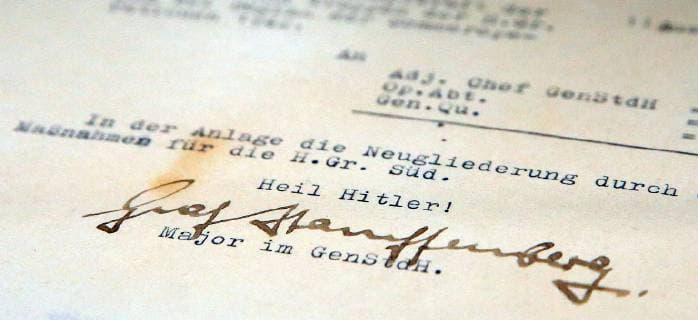 Eine Ausstellung zum Hitler-Attentat 1944 ist von Donnerstag (04.07.2019) an im Militaerhistorischen Museum der Bundeswehr in Dresden zu sehen. (Foto vom 03.07.2019 bei der Pressevorbesichtigung: Originalunterschrift von Stauffenberg) Anhand von mehr als 20 Plakaten und Originaldokumenten wird die Geschichte des tiefgreifenden Ereignisses vermittelt. Herausragendes Exponat der Zeitreise in Dresden ist eine Filmkulisse aus der US-amerikanisch-deutschen Produktion Operation Walkuere von 2009. In dem original nachgebauten Besprechungsraum der Lagebaracke Wolfsschanze kann der Besucher die Situation kurz vor der Detonation von Claus Graf Schenk von Stauffenbergs Bombe nachvollziehen. (Siehe epd-Bericht vom 03.07.2019) Ausstellung zum Hitler-Attentat 1944