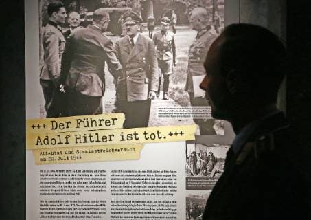 Eine Ausstellung zum Hitler-Attentat 1944 ist von Donnerstag (04.07.2019) an im Militaerhistorischen Museum der Bundeswehr in Dresden zu sehen. (Foto vom 03.07.2019 bei der Pressevorbesichtigung) Anhand von mehr als 20 Plakaten und Originaldokumenten wird die Geschichte des tiefgreifenden Ereignisses vermittelt. Herausragendes Exponat der Zeitreise in Dresden ist eine Filmkulisse aus der US-amerikanisch-deutschen Produktion Operation Walkuere von 2009. In dem original nachgebauten Besprechungsraum der Lagebaracke Wolfsschanze kann der Besucher die Situation kurz vor der Detonation von Claus Graf Schenk von Stauffenbergs Bombe nachvollziehen. (Siehe epd-Bericht vom 03.07.2019) Ausstellung zum Hitler-Attentat 1944