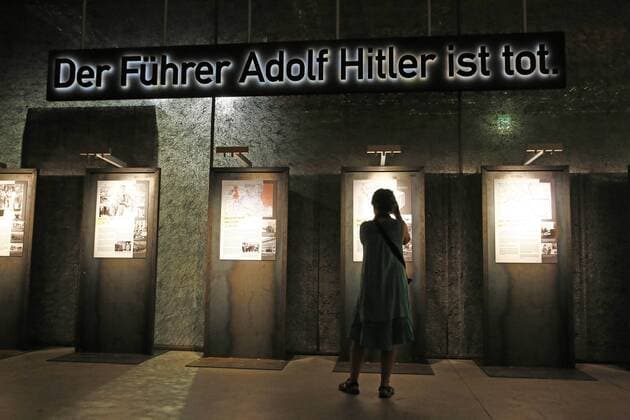 News Bilder des Tages Eine Ausstellung zum Hitler-Attentat 1944 ist von Donnerstag (04.07.2019) an im Militaerhistorischen Museum der Bundeswehr in Dresden zu sehen. (Foto vom 03.07.2019 bei der Pressevorbesichtigung) Anhand von mehr als 20 Plakaten und Originaldokumenten wird die Geschichte des tiefgreifenden Ereignisses vermittelt. Herausragendes Exponat der Zeitreise in Dresden ist eine Filmkulisse aus der US-amerikanisch-deutschen Produktion Operation Walkuere von 2009. In dem original nachgebauten Besprechungsraum der Lagebaracke Wolfsschanze kann der Besucher die Situation kurz vor der Detonation von Claus Graf Schenk von Stauffenbergs Bombe nachvollziehen. (Siehe epd-Bericht vom 03.07.2019) Ausstellung zum Hitler-Attentat 1944