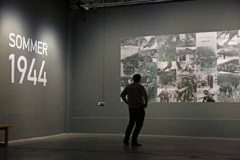 Eine Ausstellung zum Hitler-Attentat 1944 ist von Donnerstag (04.07.2019) an im Militaerhistorischen Museum der Bundeswehr in Dresden zu sehen. (Foto vom 03.07.2019 bei der Pressevorbesichtigung) Anhand von mehr als 20 Plakaten und Originaldokumenten wird die Geschichte des tiefgreifenden Ereignisses vermittelt. Mit einer raumgreifenden Fotocollage mit knapp 80 Fotos werden die Besucher in das Jahr 1944 zurueckversetzt (Foto). Die Fotos unter anderem von der Ostfront stehen fuer die militaerisch aussichtlose Lage 1944. Herausragendes Exponat der Zeitreise in Dresden ist eine Filmkulisse aus der US-amerikanisch-deutschen Produktion Operation Walkuere von 2009. In dem original nachgebauten Besprechungsraum der Lagebaracke Wolfsschanze kann der Besucher die Situation kurz vor der Detonation von Claus Graf Schenk von Stauffenbergs Bombe n Copyright: epd-bild MatthiasxSchumann EDITORIAL USE ONLY