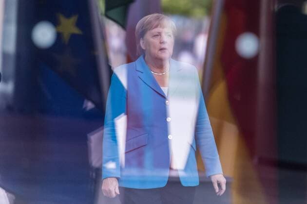 News Themen der Woche KW27 News Bilder des Tages Berlin, Merkel empfängt Irlands Staatspräsidenten Michael D. Higgins Deutschland, Berlin - 03.07.2019: Im Bild ist Angela Merkel (CDU) durch eine Scheibe zu sehen, bevor sie den irischen Staatspräsidenten Michael D. Higgins empfängt. Berlin Bundeskanzleramt Berlin Deutschland