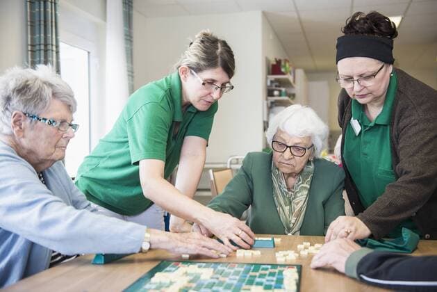 IMAGO Creative: Gesundheit, Demenz Senior inhabitants playing board game with nurse in rest home mit_2017_10606