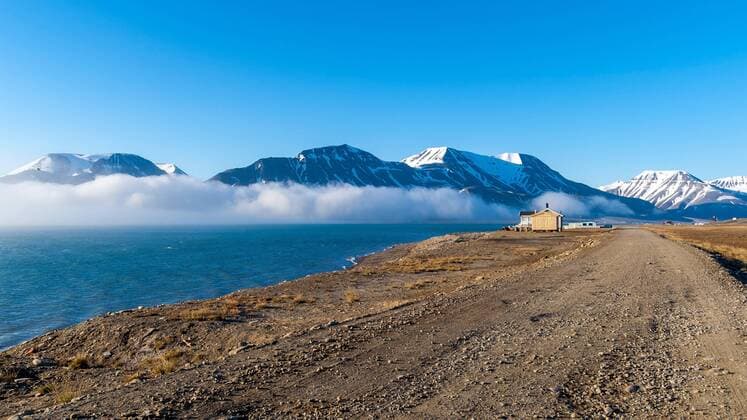 Nebelbank im Fjord, Norwegen, Spitzbergen, Longyearbyen fjord with bank of fog, Norway, Svalbard, Longyearbyen BLWS536234 Copyright: xblickwinkel AGAMI V.xLegrandx