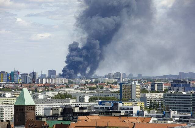 News Themen der Woche KW27 News Bilder des Tages Dong-Xuan-Center in Berlin Lichtenberg brennt. Berlin Deutschland *** Dong Xuan Center in Berlin Lichtenberg burns Berlin Germany Copyright: xThomasxImo photothek.netx