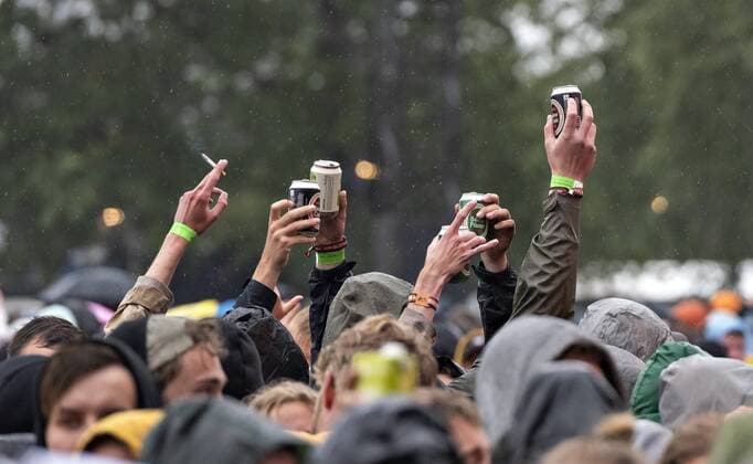 Roskilde Festival 2019. Publikum i regnvejr til den australske gruppe Empire of the Sun paa Orange Scene under Roskilde Festival torsdag den 4. juli 2019. , Roskilde Denmark Copyright: TorbenxChristensen TorbenxChristensenx COP200 spdk20190704-202002-L
