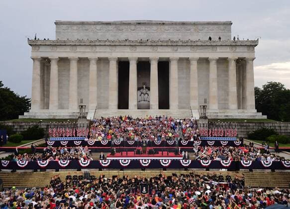 News Themen der Woche KW27 News Bilder des Tages President Donald Trump speaks in front of the Lincoln Memorial during his Salute to America Independence Day event honoring the military, Thursday, July 4, 2019, in Washington, D.C. Trump is speaking prior to the annual Independence Day firework display.  WAP20190704225 KEVINxDIETSCH