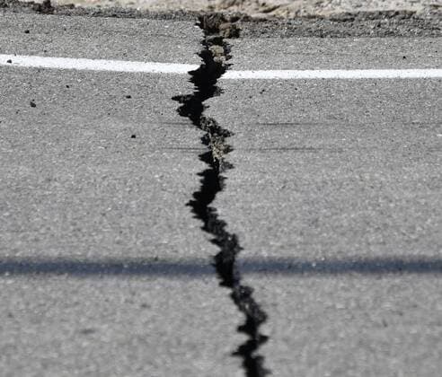 News Themen der Woche KW27 News Bilder des Tages One of many cracks scene on the road of 178 east of Ridgecrest after magnitude 6.4 earthquake struck Thursday morning in the Mojave Desert s Searles Valley on the Fourth of July and resulting in multiple injuries and structure fires in the city of Ridgecrest CA, JULY 4,2019..People throughout Southern California reported feeling the powerful 10:33 a.m. quake, whose epicenter was located about 62 miles north-northwest of Barstow, according to the U.S. Geological Survey...The San Bernardino County Fire Department said multiple buildings in its jurisdiction sustained minor cracks, multiple water mains ruptured, and several power lines were down. No fires erupted in that county.. Ridgecrest U.S. - ZUMAbl1_ 20190704_zaf_bl1_009 Copyright: xGenexBlevinsx