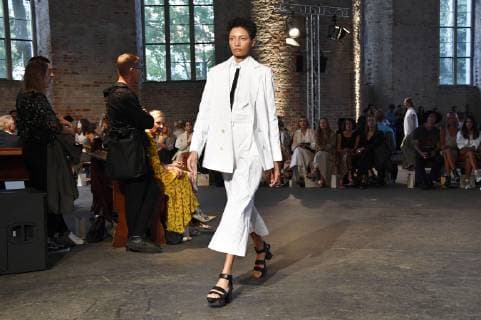 Model bei der Nobi Talai Fashion Show auf der Berlin Fashion Week Spring Summer 2020 in der Parochialkirche. Berlin, 04.07.2019