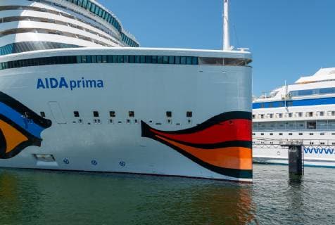 Di AIDA prima der AIDA Cruises am Ostseekai in Kiel, zeitgleich mit dem Schwesterschiff AIDA cara am Ostseekai vor dem Kieler Schloss und der Kiellinie Kiel Schleswig-Holstein Deutschland *** Di AIDA prima of the AIDA Cruises at the Ostseekai in Kiel, at the same time with the sister ship AIDA cara at the Ostseekai in front of the Kieler Schloss and the Kiellinie Kiel Schleswig Holstein Germany