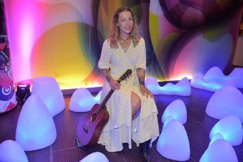 nhow Musik Night mit LEONORE Leonore Bartsch, Singer-Songwriterin, tritt NUR noch Solo mit ihrem Vornamen auf praesentiert erstmals ihre neuen SOLO Songs zur nhow Musik Night in Berlin am 06.07.2019