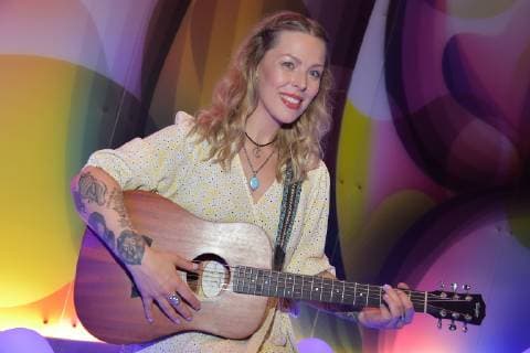 nhow Musik Night mit LEONORE Leonore Bartsch, Singer-Songwriterin, tritt NUR noch Solo mit ihrem Vornamen auf praesentiert erstmals ihre neuen SOLO Songs zur nhow Musik Night in Berlin am 06.07.2019