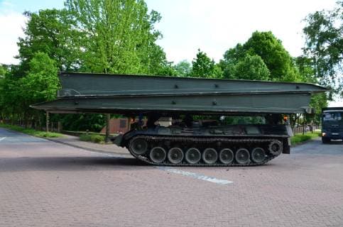Brückenlegepanzer Biber während einer Übung Der Brückenlegepanzer Biber der Bundeswehr während der Übung Heidesturm 2017 auf dem Marsch. Der Biber wird mit seiner 22 Meter langen Brücke eingesetzt, um kleinere Gewässer zu überqueren. Petershagen Nordrhein-Westfalen Deutschland *** Biber armoured bridge-laying vehicle during an exercise The Bundeswehrs Biber armoured bridge-laying vehicle during the 2017 Heidesturm exercise on the march The beaver with its 22-metre bridge is used to cross smaller waters Petershagen North Rhine-Westphalia Germany