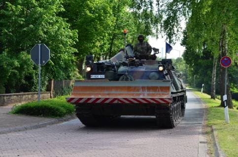Pionierpanzer Dachs der Bundeswehr während einer Übung Der Pionierpanzer Dachs während der Übung Heidesturm 2017 auf dem Marsch. Er wird bei der Bundeswehr zum Räumen von Hindernissen und für Baggerarbeiten sowie Bergearbeiten eingesetzt. Petershagen Nordrhein-Westfalen Deutschland *** Pioneer tank Dachs of the Bundeswehr during an exercise The Pioneer tank Dachs during the exercise Heidesturm 2017 on the march It is used by the Bundeswehr to clear obstacles and for dredging and salvage work Petershagen North Rhine-Westphalia Germany