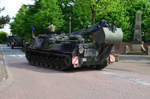 Pionierpanzer Dachs der Bundeswehr während einer Übung Der Pionierpanzer Dachs während der Übung Heidesturm 2017 auf dem Marsch. Er wird bei der Bundeswehr zum Räumen von Hindernissen und für Baggerarbeiten sowie Bergearbeiten eingesetzt. Petershagen Nordrhein-Westfalen Deutschland *** Pioneer tank Dachs of the Bundeswehr during an exercise The Pioneer tank Dachs during the exercise Heidesturm 2017 on the march It is used by the Bundeswehr to clear obstacles and for dredging and salvage work Petershagen North Rhine-Westphalia Germany