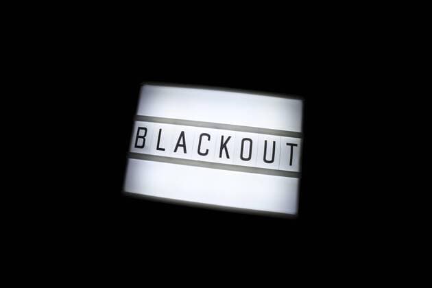 Leuchttafel mit der Aufschrift Blackout, Symbolfoto fÃ¼r groÃŸflÃ¤chigen Stromausfall *** Illuminated panel with the inscription Blackout, symbol photo for large-scale power failure ** NUR FUER REDAKTIONELLE ZWECKE ** EDITORIAL USE ONLY **