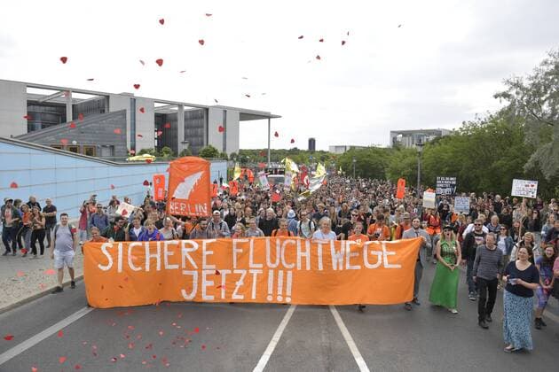News Themen der Woche KW27 Fuer die Rechte von Fluechtlingen und gegen eine Kriminalisierung der Seenotretterin Carola Rackete Fuer die Rechte von Fluechtlingen und gegen eine Kriminalisierung der Seenotretterin Carola Rackete sind am Samstag (06.07.19) in Berlin zahlreiche Menschen auf die Strasse gegangen. Mit Demonstrationen und Kundgebungen in ueber 90 Staedten in sechs Laendern setzte die SEEBRUECKE ein deutliches Zeichen fuer Seenotrettung und die Rechte von Gefluechteten. Angesichts des andauernden Sterbens im Mittelmeer, der fortschreitenden Entrechtung von Gefluechteten und der Kriminalisierung der Seenotretter gingen Tausende Menschen fuer das Recht auf Flucht und fuer eine offene und solidarische Gesellschaft auf die Strasse. (Siehe epd-Bericht vom 06.07.2019) *** Local Caption *** 00419143 Tausende demonstrieren in Berlin fuer Seenotrettung *** For the imago 92154907