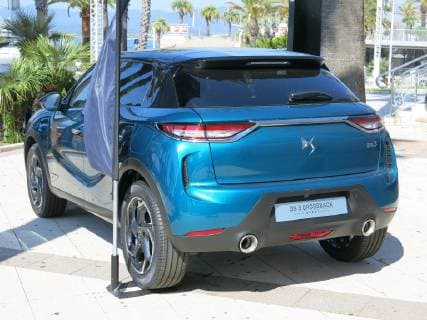 Neuwagen DS3 Crossback PureTech 155 Grand Chic Opera (Baujahr 2019, Farbe: Millenium Blau Metallic, DS Automobiles, Citroen Edelmarke PSA Konzern) vor Palmen, St Raphael (Frankreich) *** New Car DS3 Crossback PureTech 155 Grand Chic Opera Year 2019, Color Millenium Blue Metallic, DS Automobiles, Citroen Noble Brand PSA Group in front of Palms, St Raphael France