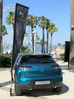 Neuwagen DS3 Crossback PureTech 155 Grand Chic Opera (Baujahr 2019, Farbe: Millenium Blau Metallic, DS Automobiles, Citroen Edelmarke PSA Konzern) neben DS Automobiles Fahne vor Palmen, St Raphael (Frankreich) *** New Car DS3 Crossback PureTech 155 Grand Chic Opera Year 2019, Color Millenium Blue Metallic, DS Automobiles, Citroen Fine Brand PSA Group next to DS Automobiles Flag in front of Palms, St Raphael France