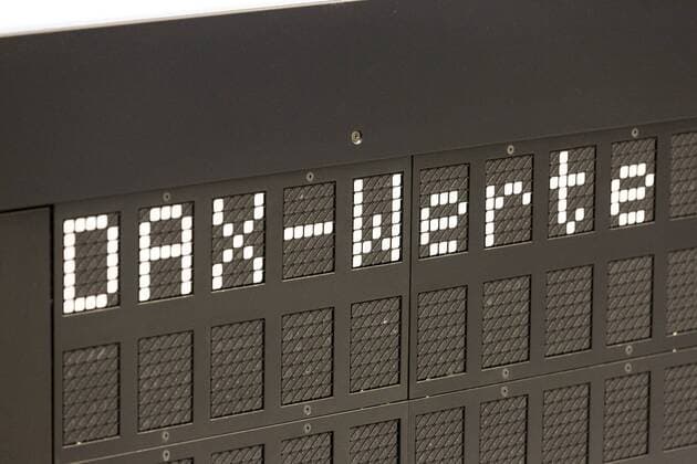 Dax Werte an der Anzeigetafel im Handelssaal der Deutschen Börse in Frankfurt am Main *** Dax values on the display board in the trading room of Deutsche Börse in Frankfurt am Main