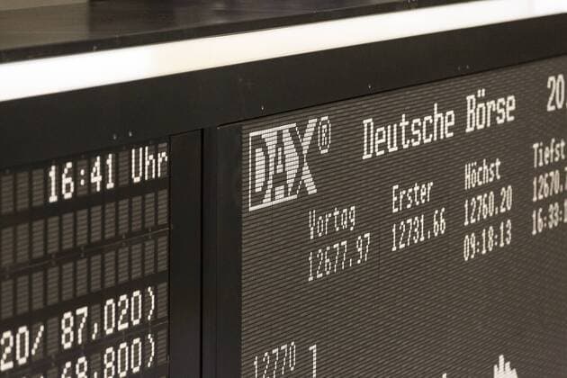 Dax Anzeigetafel im Handelsraum der Deutschen Börse in Frankfurt am Main *** Dax scoreboard in the trading room of Deutsche Börse in Frankfurt am Main