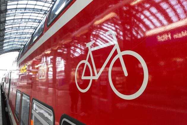 Fahrradsymbol an einer Regionalbahn am Hauptbahnhof von Frankfurt am Main
