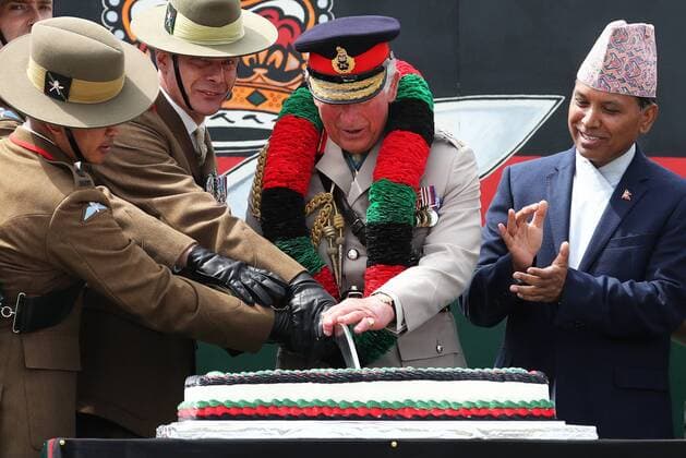 Entertainment Bilder des Tages . 09 07 2019. Folkestone, United Kingdom. The Prince of Wales cuts a cake during a visit to the 1st Battalion, The Royal Gurkha Rifles, who are celebrating the 25th anniversary of their formation, at Sir John Moore Barracks, Folkestone, United Kingdom,  xPoolx xi-Imagesx IIM-19895-0014