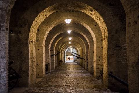  Waffenmuseum, Gang mit Kanonen in der Festung, Burg von Gjirokastra, Gjirokastra, Albanien, Europa *** Weapons museum, walk with cannons in the fortress, castle of Gjirokastra, Gjirokastra, Albania, Europe Copyright: imageBROKER/MatthiasxGraben ibldrn04920967.jpg