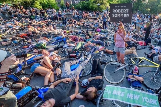 News Bilder des Tages July 9, 2019, New York, New York, USA: Hundreds of New Yorkers who bike joined the NYC Bike Family, a coalition of over 15 bicycle advocacy groups at a mass die-in in Washington Square Park, a non-violent, peaceful memorial event to protest the killing of cyclists. New York USA  - ZUMA 20190709_mda_m432_107 Copyright: xErikxMcGregorx