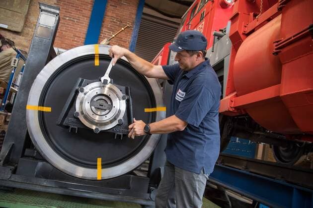 News Bilder des Tages Wirtschaft Deutsche Bahn 3D-Druck Ersatzteile Die Deutsche Bahn, druckt erstmals sicherheitsrelevante Ersatzteile aus Metall im 3D-Druckverfahren. Am Mittwoch den 10. Juli 2019 stelle die Deutsche Bahn in Berlin einige dieser sicherheitsrelevante Ersatzteile vor. Die Deutsche Bahn versucht mit dieser Technologie die Standzeiten von Lokomotiven und Zuegen in der Instandhaltung zu verkuerzen. Im Bild: Ein Werkstattmitarbeiter montiert einen Radsatzlagerdeckel, der im 3D-Drucker hergestellt wurde. 10.7.2019, Berlin *** Economy Deutsche Bahn 3D printing Spare parts Deutsche Bahn is printing safety-relevant metal spare parts for the first time using the 3D printing process On Wednesday, 10 July 2019, Deutsche Bahn will be presenting some of these safety-relevant spare parts in Berlin Deutsche Bahn will be using this technology to reduce