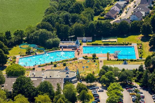Luftbild vom Freibad und öffentlichem Schwimmbad HeljensBad mit Schwimmerbecken,Sportbecken und Liegewiesen in Heiligenhaus im Ruhrgebiet im Bundesland Nordrhein-Westfalen in Deutschland. !ACHTUNGxMINDESTHONORARx60xEURO!
