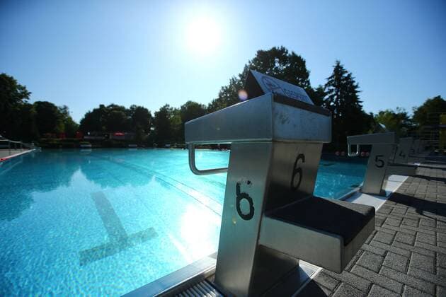 Elz Themenfoto Freibad Startblock mit einem Gesperrt -Schild in einem leeren Schwimmbad Themenfoto Freibad Copyright: xEIBNER RenexWeissx EP_RWS