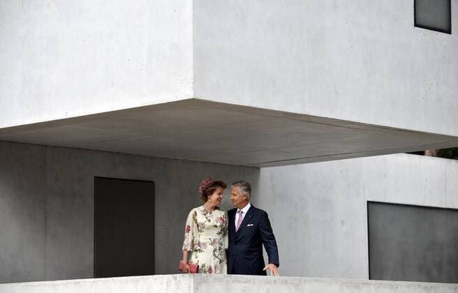 Entertainment Bilder des Tages Queen Mathilde of Belgium and King Philippe - Filip of Belgium poses for the photographer at a visit to the Meisterhauser of Walter Gropius, the Bauhaus Building and the Masters Houses on the occasion of the Bauhaus centenary, in Dessau, Wednesday 10 July 2019. The king and queen are on a two-day visit to Germany and the states Thuringia (Thuringen - Thuringe) and Saxony-Anhalt (Sachsen-Anhalt - Saksen-Anhalt - Saxe-Anhalt).  ERICxLALMAND 05623091