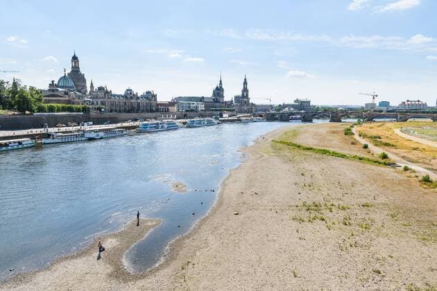 News Bilder des Tages Blick von der Carolabrücke auf den niedrigen Wasserstand der Elbe und die Brühlsche Terrasse mit einigen Schiffen der Flotte der Sächsischen Dampfschiffahrt; Kurzer Altstadtspaziergang am Mittwochnachmittag; Dresden; 10. Juli 2019; *** View from the Carola Bridge to the low water level of the Elbe and the Brühlsche Terrasse with some ships of the fleet of the Saxon Steamship Company Short walk through the Old Town on Wednesday afternoon Dresden 10 July 2019