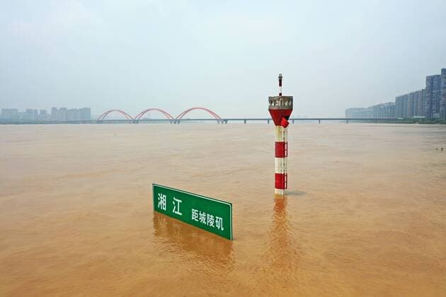 News Bilder des Tages (190710) -- CHANGSHA, July 10, 2019 -- Aerial photo taken on July 10, 2019 shows a submerged navigation sign in the flooded Xiangjiang River in Changsha, central China s Hunan Province. The water level of Xiangjiang River is above warning line due to continuous heavy rainfall. ) CHINA-HUNAN-CHANGSHA-FLOOD(CN) LixGa 