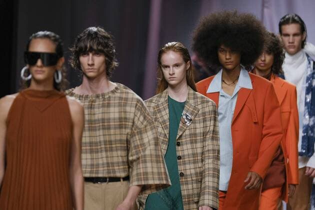 Entertainment Bilder des Tages July 11, 2019 - Madrid, Spain - Models present a creation from Spanish designer Duarte s Spring Summer 2020 collection during the Mercedes Benz Fashion Week in Madrid on July 10, 2019. Madrid Spain  - ZUMAn230 20190711_zaa_n230_225 Copyright: xOscarxGonzalezx