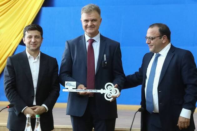 News Bilder des Tages PRIPYAT, UKRAINE - JULY 10, 2019: Ukraine s President Volodymyr (Vladimir) Zelensky (L), the Acting Director of the Chernobyl Nuclear Power Plant (SSE Chornobyl NPP) Serhii Kalashnyk (Sergei Kalashnik) (C), and the Chairman of the State Agency of Ukraine on Exclusion Zone Management (SAUEZM) Vytal Petruk pose with a symbolic key at a meeting of EU and Ukraine officials and representatives of international organisations marking the official handover to the Ukraine authorities of the new mobile metal structure, offically known as the New Safe Confinement, built over Reactor 4 of the Chernobyl Nuclear Power Plant; the construction of the 1.5bn euro metal shelter began in 2012; Reactor 4 is the site of the 1986 Chernobyl disaster. Pyotr Sivkov TASS  TS0B2A20