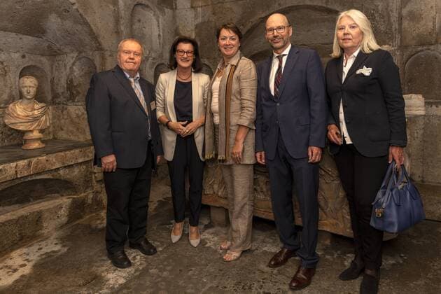 News Bilder des Tages Die Eröffnung der römischen Grabkammer in Köln-Weiden. Gruppenfoto in der Grabkammer von links nach rechts: Der Vorsitzende des Fördervereins Römergrab Weiden e.V., Prof. Dr. Heinz Günter Horn, die Regierungspräsidentin Köln Gisela Walsken, die Vorsitzende der Landschaftsversammlung Rheinland Anne Henk-Hollstein, der Vizepräsident der NRW-Stiftung Naturschutz, Heimat- und Kulturpflege, Staatsminister a.D. Franz-Josef Lersch-Menze sowie die Bezirksbürgermeisterin in Köln Helga Blömer-Frerker. Die Grabkammer in Köln-Weiden gehört zu den bedeutendsten Zeugnissen der Römerzeit im Rheinland. Sie stammt aus dem 2. bis 4. Jahrhundert nach Christus. Köln Nordrhein-Westfalen Deutschland *** The opening of the Roman burial chamber in Cologne Weiden Group photo in the burial chamber from left to right The Chairman of the Förderverein Römergrab Wei