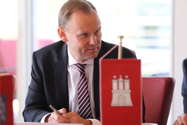 Andy Grote (SPD, Innensenator Hamburg) zu Beginn der Innenministerkonferenz der SPD-Innenminister und -senatoren in Potsdam, 11. Juli 2019. Themen sind u.a. Rechtsextremismus im Internet, Waldbrandbekämpfung und Durchsetzung der Ausreisepflicht. SPD-Innenministerkonferenz in Potsdam