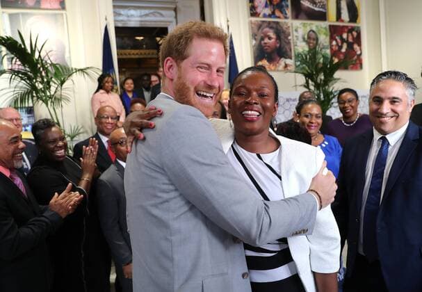 Entertainment Bilder des Tages . 11 07 2019. London, United Kingdom. Prince Harry, the Duke of Sussex, in his role as Commonwealth Youth Ambassador hugs Irene Kendi, Youth Advisor for Kenya during a Commonwealth Youth roundtable at Marlborough House in London.  xPoolx xi-Imagesx IIM-19903-0001