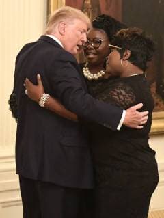 News Bilder des Tages President Donald Trump embraces conservative commentators Diamond and Silk (Lynette Haradaway and Rochelle Richardson), during a Social Media Summit in the East Room of the White House, Washington, DC, Thursday, July 11, 2019. Trump brought together journalists, bloggers and internet executives to discuss the future of social media and its role in political reporting.  WAP20190711509 MIKExTHEILER