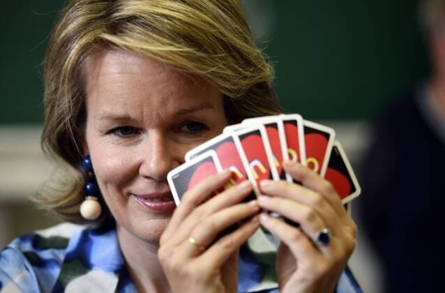 Entertainment Bilder des Tages Queen Mathilde of Belgium plays a game of UNO cards during a royal visit to the Speelplein Ruimte summer camp in Zoutleeuw on the ocassion of its 30 years anniversary, Friday 12 July 2019.  ERICxLALMAND 05624630
