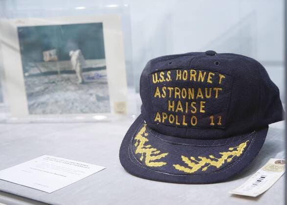 News Bilder des Tages A hat belonging to back up to Apollo 11 American Astronaut Fred Haise is on display at Christie s One Giant Leap: Celebrating Space Exploration 50 Years After Apollo 11 auction preview on Friday, July 12, 2019 in New York City. One Giant Leap: Celebrating Space Exploration 50 Years After Apollo 11, includes nearly 200 artifacts from NASA missions of the Sixties and Seventies including the Gemini and Apollo programs. The sale s highlight is the Apollo 11 Lunar Module Timeline Book (estimate: $7- 9 million), which was used by Neil Armstrong and Buzz Aldrin to navigate the lunar module.  NYP20190712146 JOHNxANGELILLO