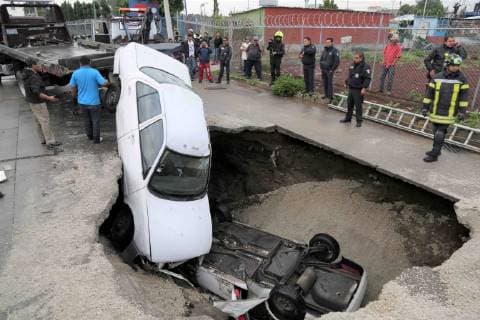 Mexiko, Autos fallen in riesiges Straßenloch in Ecatepec July 12, 2019 - EUM20190712SOC03.JPG .ECATEPEC, Mex. AccidentAccidente-Socavon.- 12 de julio de 2019. Dos vehiculos particulares cayeron a un socavon en la avenida Manuel Ãvila Camacho, en la colonia El Chamizal del municipio mexiquense de Ecatepec; se reporta dos lesionados leves. Foto: Agencia EL UNIVERSALHugo GarciaEELG Copyright: xElxUniversalx