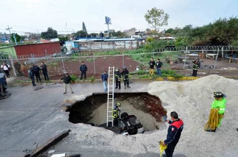 Mexiko, Autos fallen in riesiges Straßenloch in Ecatepec July 12, 2019 - EUM20190712SOC04.JPG .ECATEPEC, Mex. AccidentAccidente-Socavon.- 12 de julio de 2019. Dos vehiculos particulares cayeron a un socavon en la avenida Manuel Ãvila Camacho, en la colonia El Chamizal del municipio mexiquense de Ecatepec; se reporta dos lesionados leves. Foto: Agencia EL UNIVERSALHugo GarciaEELG Copyright: xElxUniversalx