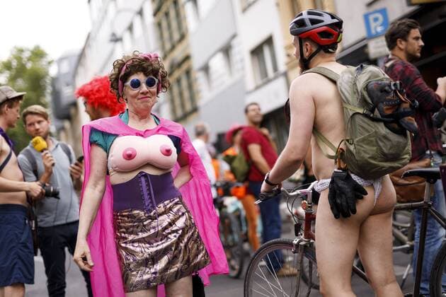 Teilnehmer des ersten Cologne Naked Bike Ride auf der Schaafenstraße. Köln, 12.07.2019 *** Participants of the first Cologne Naked Bike Ride on the Schaafenstraße Cologne, 12 07 2019 Foto:xC.xHardtx xFuturexImage