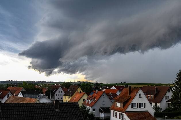Rottenburg am Neckar Eine Gewitterzelle zieht ueber Rottenburg am Neckar im Landkreis Tuebingen, 12.07.2019 Eine Gewitterzelle zieht ueber Rottenburg am Neckar im Landkreis Tuebingen, 12.07.2019, *** Rottenburg am Neckar A thunderstorm cell moves over Rottenburg am Neckar in the district Tuebingen, 12 07 2019 A thunderstorm cell moves over Rottenburg am Neckar in the district Tuebingen, 12 07 2019, Copyright: xEIBNER Florian_Schustx EP_SCHUST