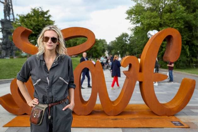 Entertainment Bilder des Tages MOSCOW, RUSSIA - JULY 13, 2019: German contemporary artist Mia Florentine Weiss poses at her Love Hate mobile ambigram sculpture unveiled at Muzeon Park as part of her European tour in support of the LoveEurope art action. Stanislav Krasilnikov TASS  TS0B2FE9