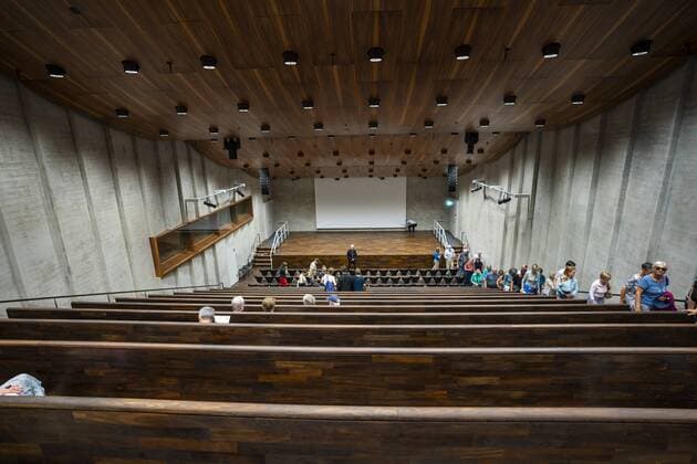 News Bilder des Tages Die nach zehnjähriger Bauzeit eröffnete James-Simon-Galerie auf der Museumsinsel in Berlin-Mitte (auf dem Foto das Auditorium). Die nach dem Kunstsammler James Simon benannte Galerie ist das zentrale Eingangsgebäude auf der Museumsinsel mit Pergamonmuseum, Altem Museum, Neuem Museum, Bode Museum und Alte Nationalgalerie.. Der Entwurd stammt vom Architekten David Chipperfield. Foto: Volker Hohlfeld James-Simon-Galerie *** The James Simon Galerie on the Museum Island in Berlin Mitte opened after ten years of construction The gallery named after the art collector James Simon is the central entrance building to the Museum Island with the Pergamon Museum, Altes Museum, Neuem Museum, Bode Museum and Alte Nationalgalerie The design is by architect David Chipperfield Photo Volker Hohlfeld James Simon Galerie