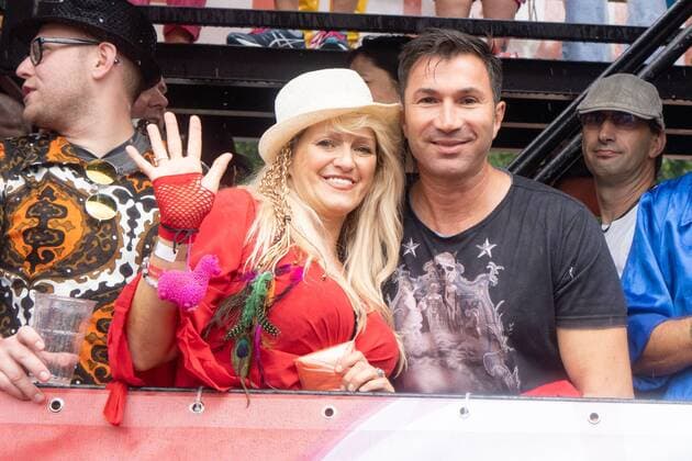 Entertainment Bilder des Tages Schlagermove 2019 in Hamburg ehrt den kürzlich verstorbenen Costa Cordalis in Anwesenheit von Sohn Lucas Cordalis - mit Sabrina Lange auf dem BILD Truck;Schlagermove 2019 in Hamburg ehrt den kürzlich verstorbenen Costa Cordalis in Anwesenheit von Sohn Lucas Cordalis -, Hamburg Hamburg Deutschland St. Pauli *** Schlagermove 2019 in Hamburg honors the recently deceased Costa Cordalis in the presence of son Lucas Cordalis with Sabrina Lange on the BILD Truck Schlagermove 2019 in Hamburg honors the recently deceased Costa Cordalis in the presence of son Lucas Cordalis, Hamburg Hamburg Germany St Pauli