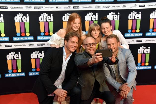 Entertainment Bilder des Tages Die Schauspieler Alexandra Petzschmann, Paula Renzler, und Lilli Lacher (l-r) vorne Thomas Heinze, Jürgen Vogel und Hinnerk Schönemann kommt am 13.07.2019 in Köln zur Premiere des Films Die Drei !!! ( die drei Ausrufezeichen ) *** The actors Alexandra Petzschmann, Paula Renzler, and Lilli Lacher l r in front Thomas Heinze, Jürgen Vogel and Hinnerk Schönemann will come to the premiere of the film The Three the Three Exclamation Marks on 13 07 2019 in Cologne.